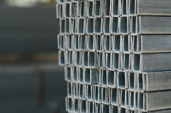 Tube acier carré : résistance et découpe sur mesure pour vos projets